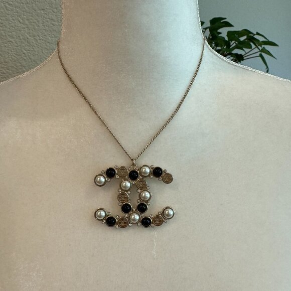 CHANEL PENDANT NECKLACE - Picture 4 of 5